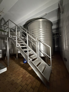 G&auml;rkeller komplett, bestehend aus 6 St. G&auml;rbottich mit Podest und Treppe in Edelstahl
